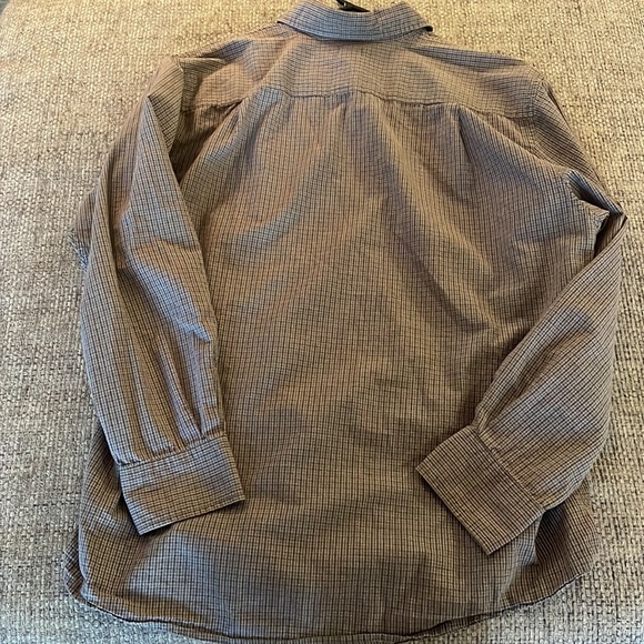 Dockers Menโs Button Down size L in dark plaid - Picture 5 of 9